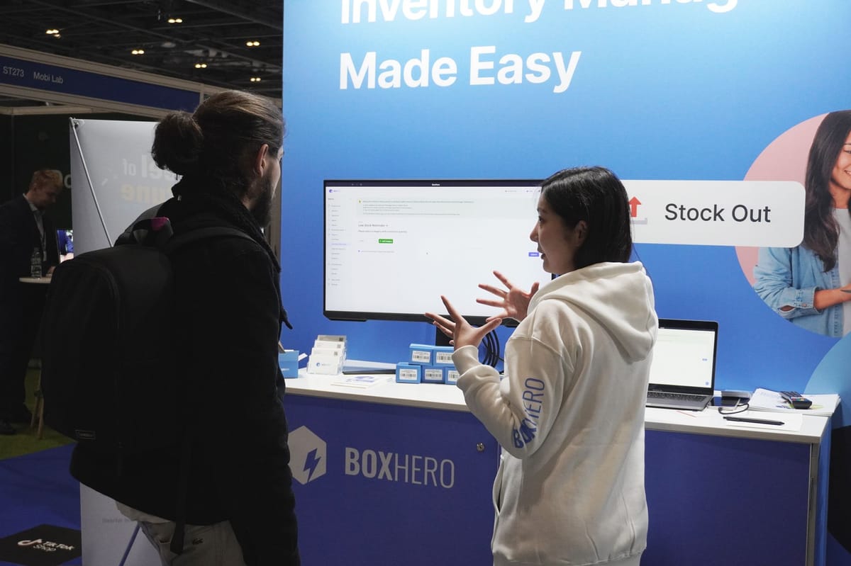 Demostración de BoxHero por parte del equipo a un visitante