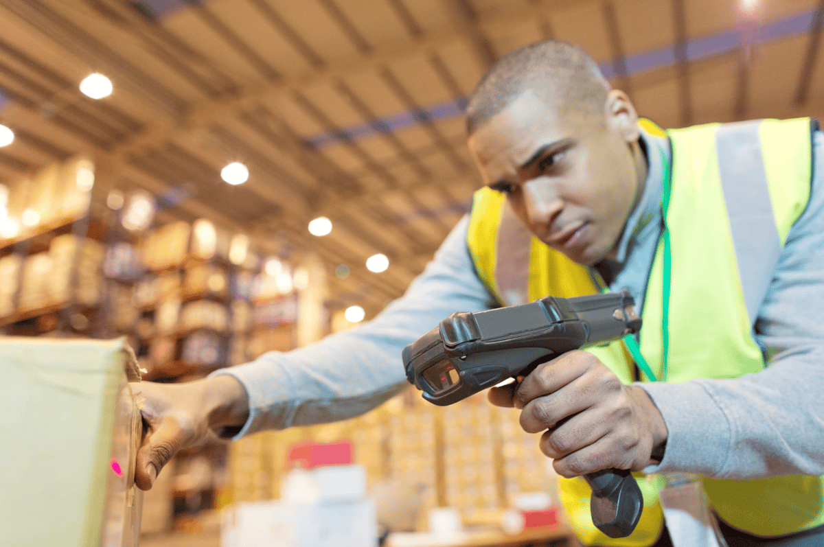¿Código de barras o RFID? Cómo elegir la tecnología adecuada para tu sistema de inventario
