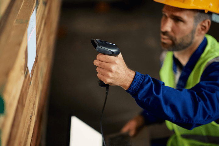 Personal de almacén utilizando un escáner de códigos de barras con conexión USB para actualizar el inventario
