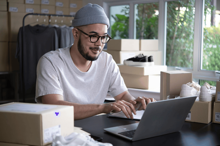 Propietario de una tienda en línea pronosticando la demanda en su computadora portátil