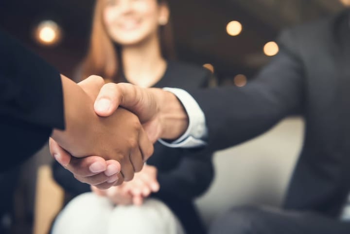 Hombres con traje dándose la mano