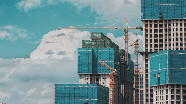Una obra en construcción de un complejo de apartamentos.