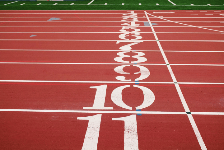 La línea de salida de una pista de atletismo.