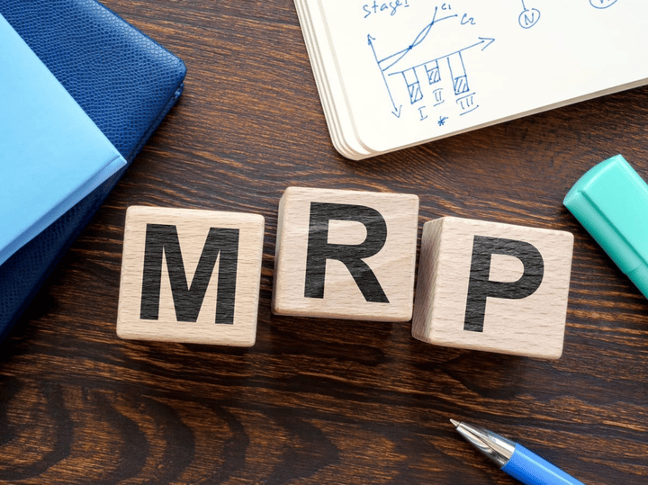 Bloques de madera con las letras ‘M’, ‘R’ y ‘P’ escritas en la parte superior.