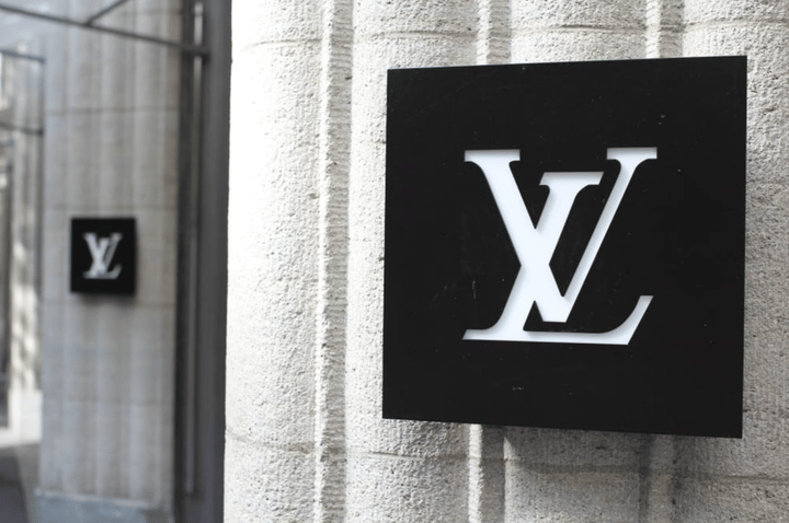 Panel del logo de Louis Vuitton sobre una fachada de piedra