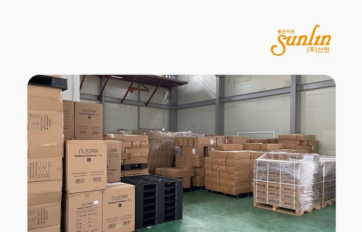 Vista de un almacén con múltiples cajas apiladas