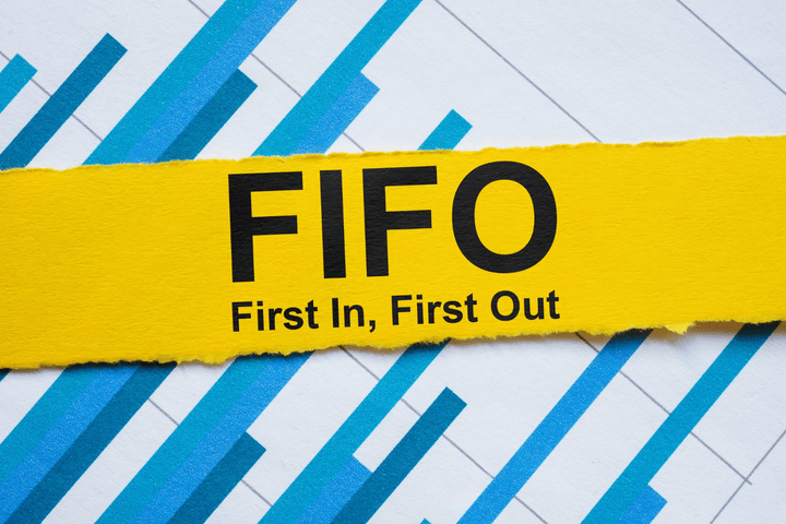 FIFO (Primero en entrar, primero en salir) en negritas sobre un gráfico de barras