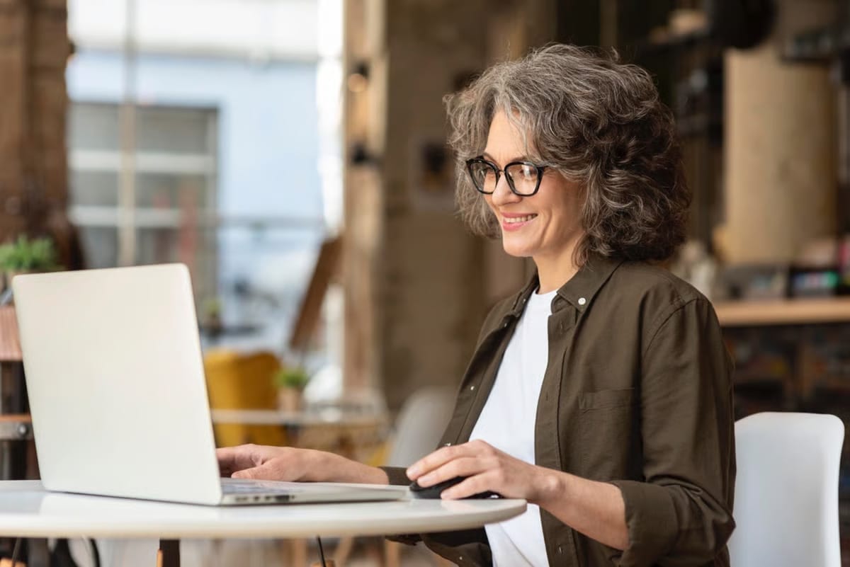 Seorang perempuan sedang bekerja di laptop untuk urusan bisnis