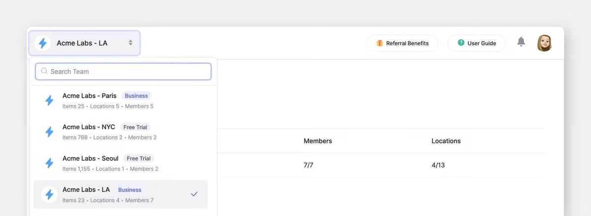 Interfaz web de BoxHero mostrando el menú desplegable para cambiar de equipo, con varios espacios de trabajo que incluyen conteo de artículos, ubicaciones y datos de miembros