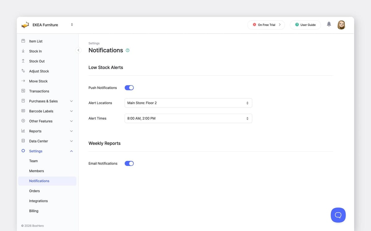 Captura de pantalla de la interfaz web de BoxHero: Notificaciones > Alertas de Stock Bajo e Informes Semanales