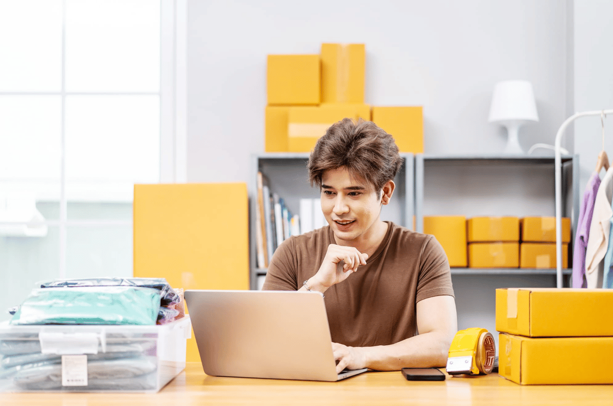 ¿Qué es un buen ratio inventario-ventas? Fórmula y benchmarks actuales