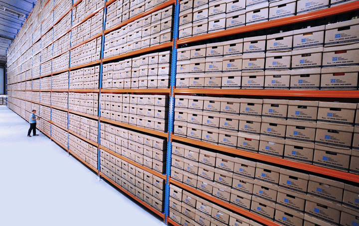 Productos organizados en filas sobre los estantes