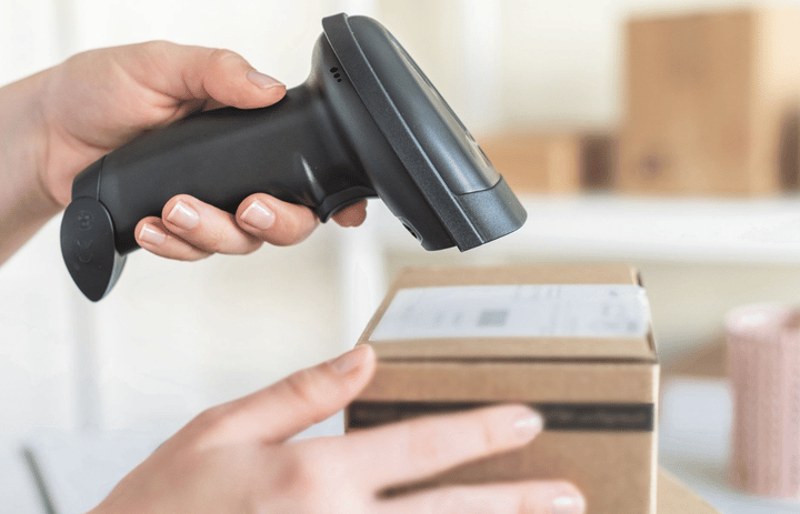 Escáner portátil utilizado para escanear el código de barras de una caja