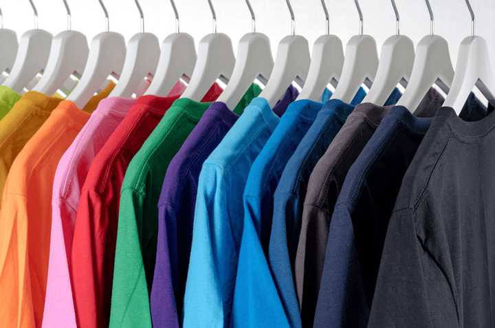 Camisetas de diferentes colores colgadas en un perchero