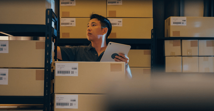Un gestor de inventario revisando las cantidades de productos en el almacén