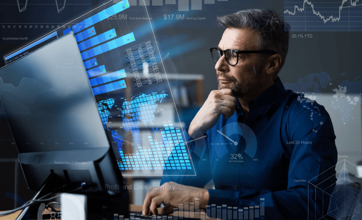 Gerente elaborando estrategias de marketing a través del análisis de datos