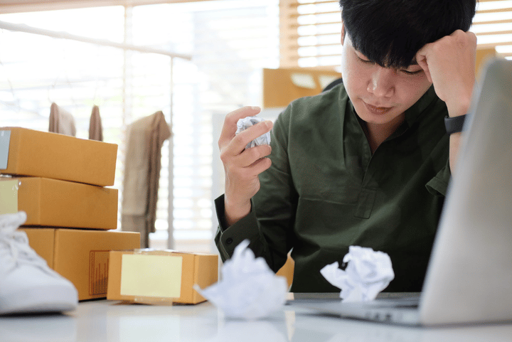 Joven emprendedor preocupado por el aumento en la tasa de devoluciones