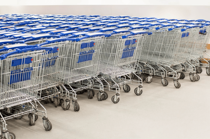 Carritos de compra apilados en la entrada de un supermercado.