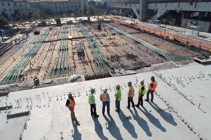 Trabajadores de la construcción supervisando una obra, simbolizando gestión de proyectos y control de inventario.