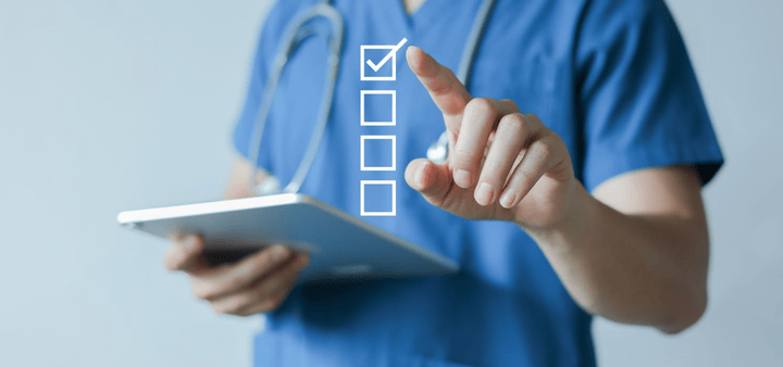 Mano de un médico de atención primaria utilizando un lápiz digital para marcar una lista de verificación médica