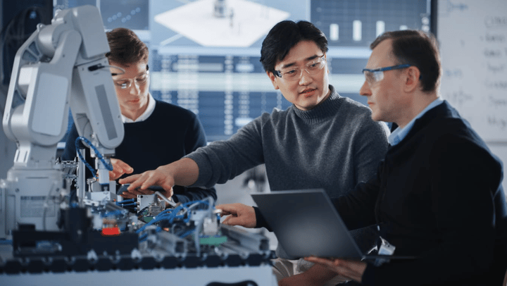 Tres hombres trabajando en tecnología y desarrollo modernos; concepto de ciencia e innovación