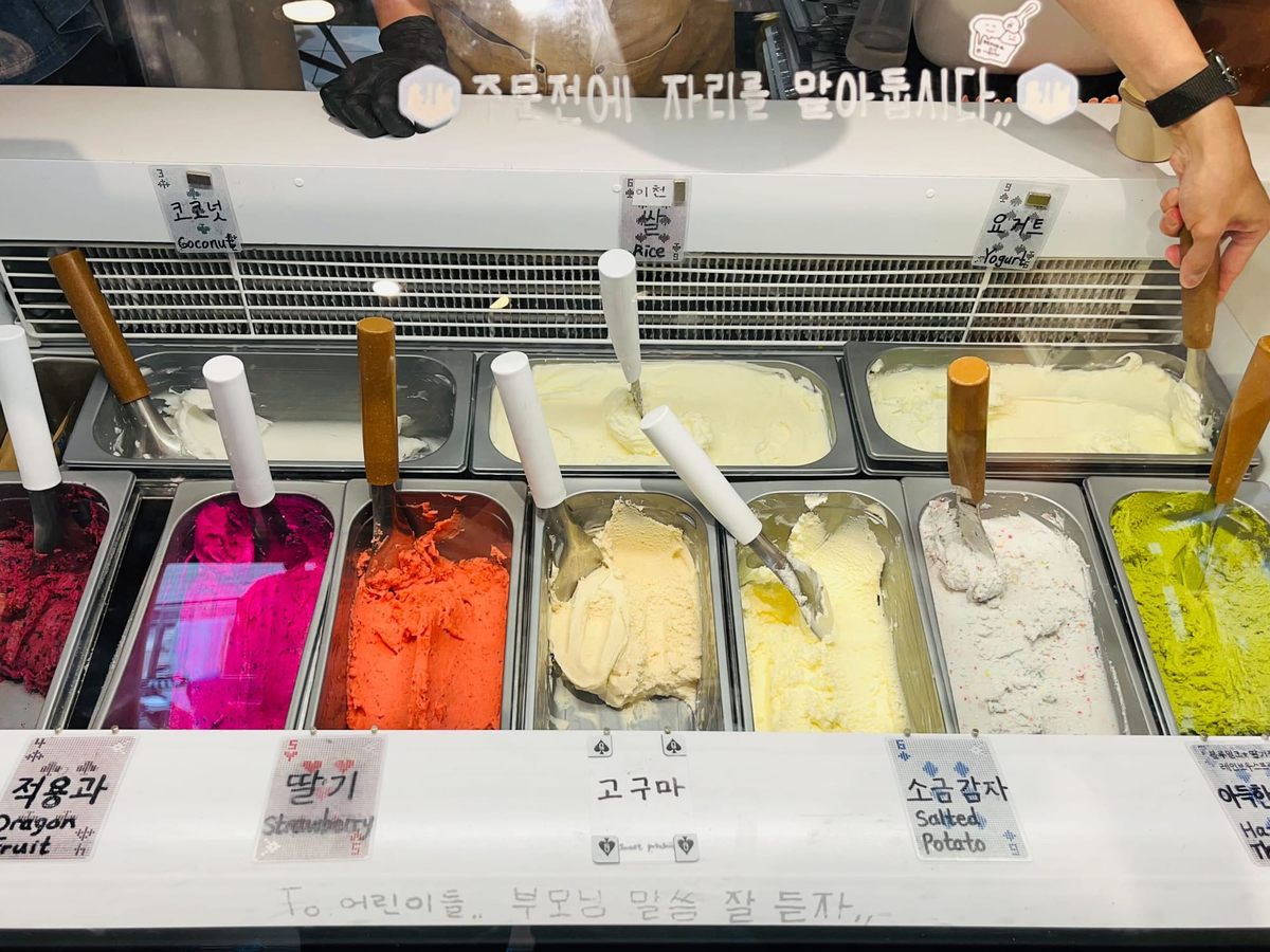 쇼케이스에 진열된 '녹기전에'의 아이스크림 이미지
