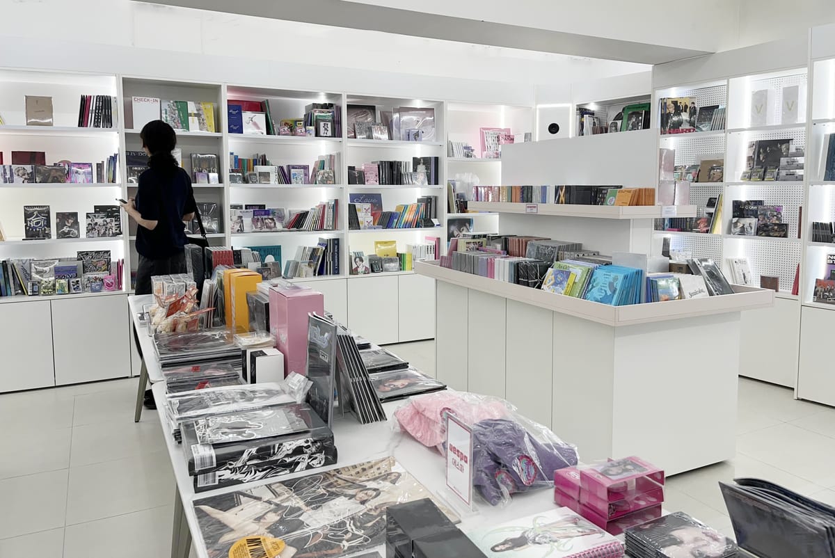 비트로드 매장 내부 이미지. 다양한 K-pop 앨범들이 비치되어 있다.