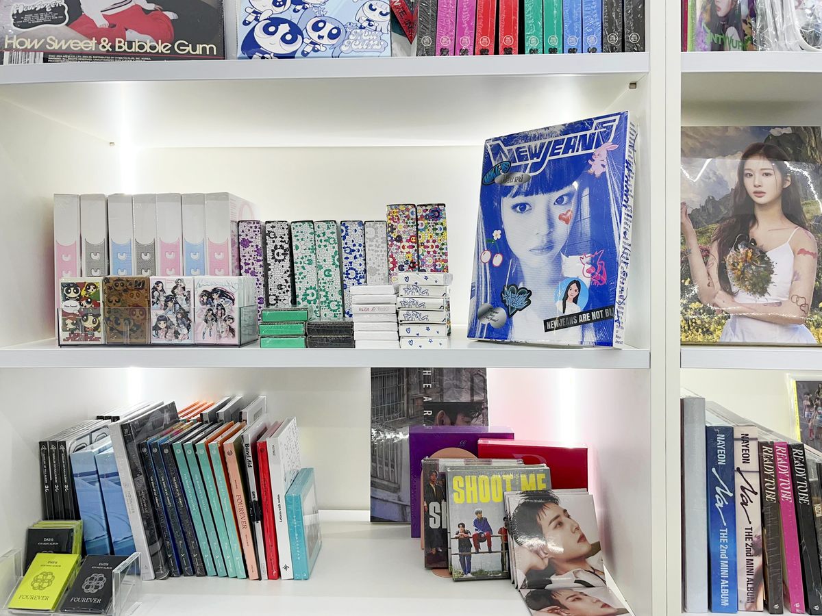 다양한 종류의 K-pop 앨범들이 진열되어있다.