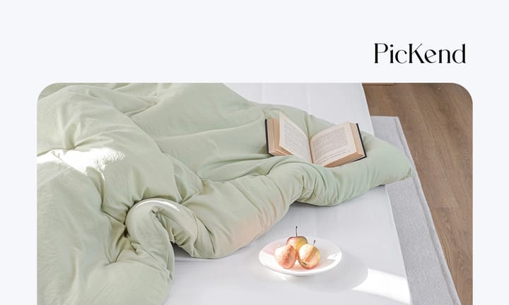 픽켄드 로고와 함께 연두색 침구와 소품들이 침대 위에 놓여있는 이미지