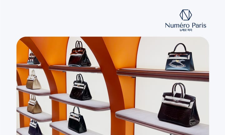 오렌지 컬러 선반에 다양한 명품 가방들이 놓여있다.